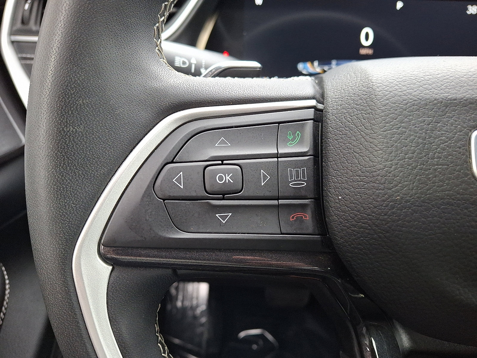 Used 2023 Jeep Grand Cherokee Laredo AWD/4WD image 24