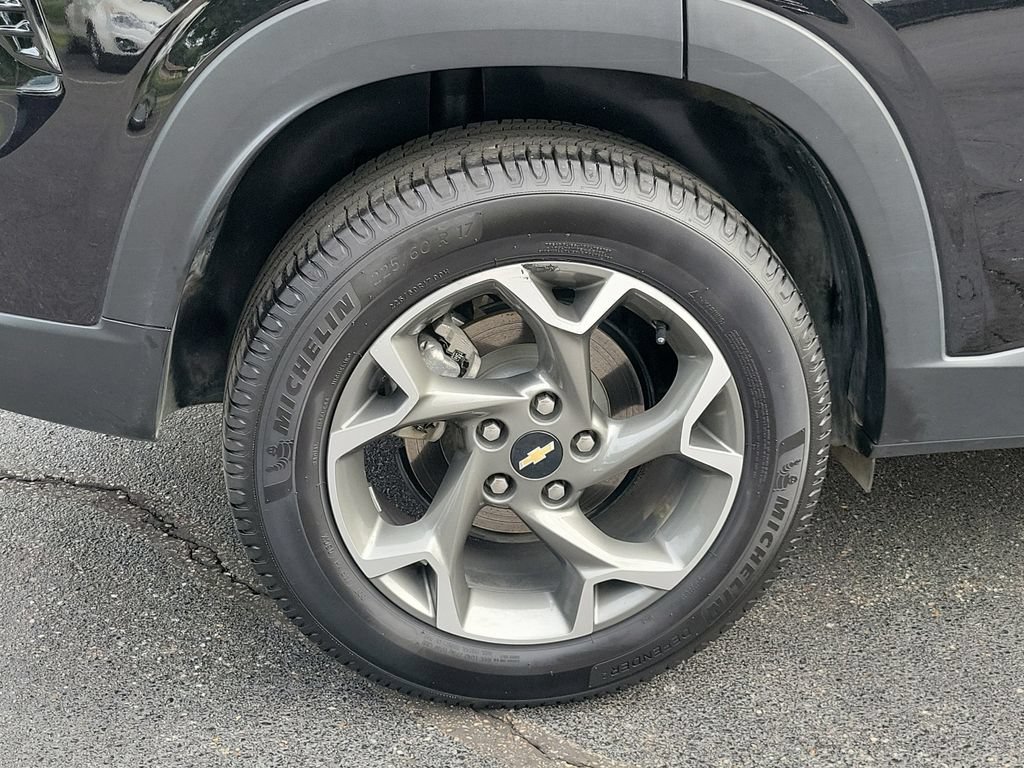 Used 2025 Chevrolet Trax LT FWD image 8