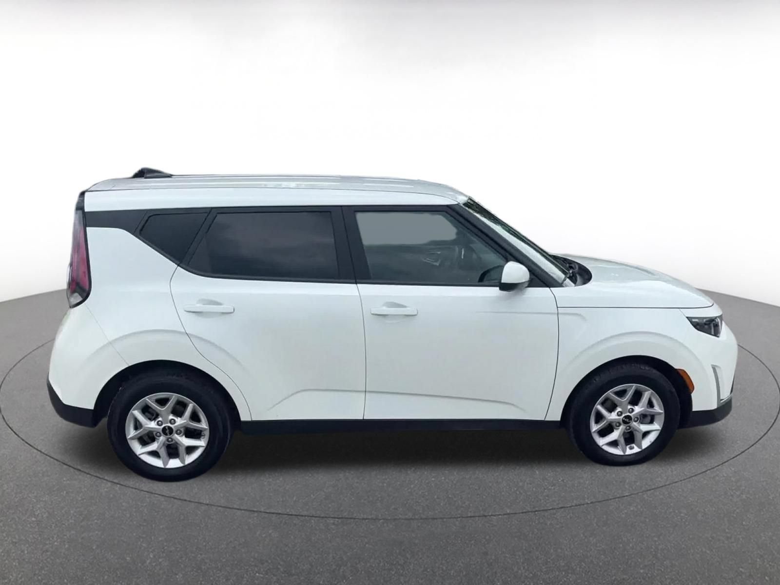 Used 2025 Kia Soul LX w/ LX Technology Package FWD image 16