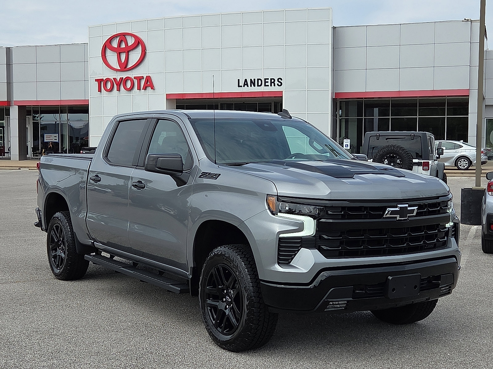 Used 2025 Chevrolet Silverado 1500 LT Trail Boss w/ Convenience Package II image 1