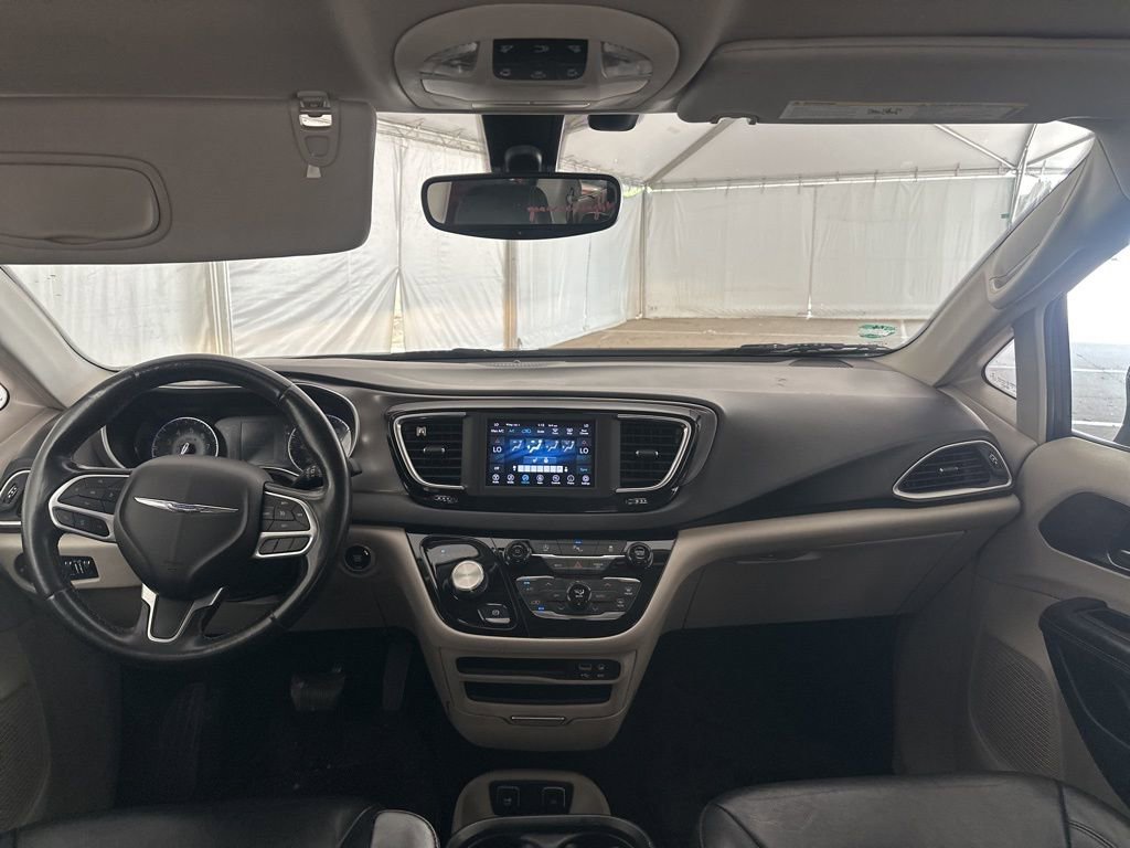 Used 2020 Chrysler Pacifica Touring-L image 15