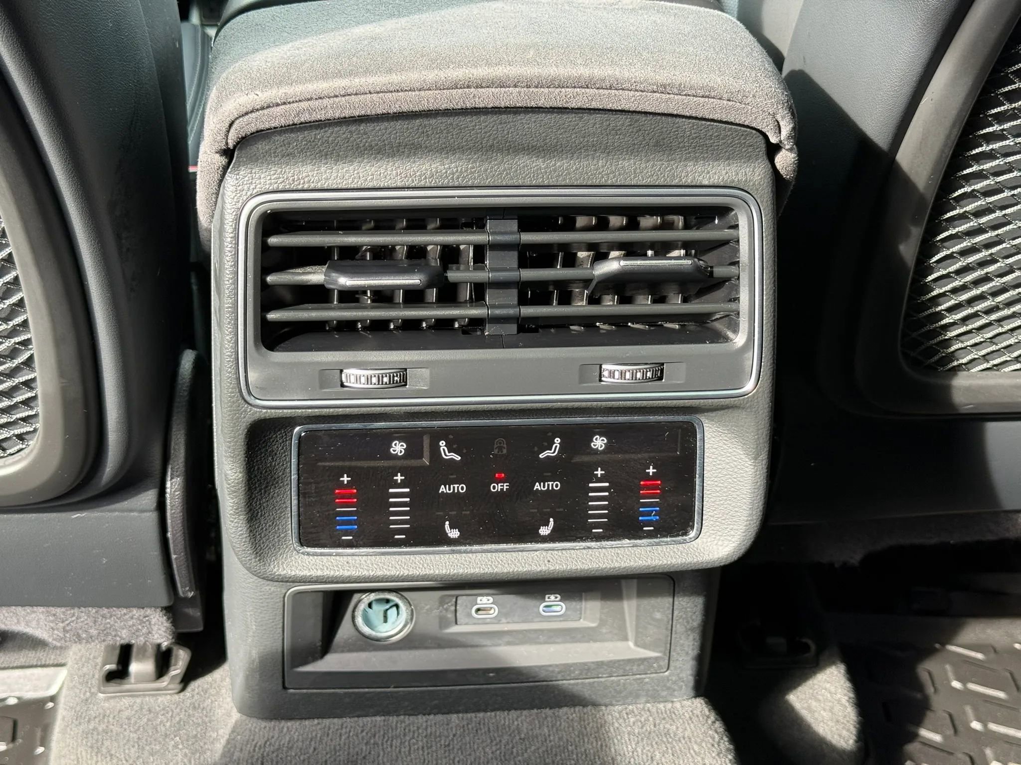 Used 2024 Audi RS Q8 w/ Executive Package image 23