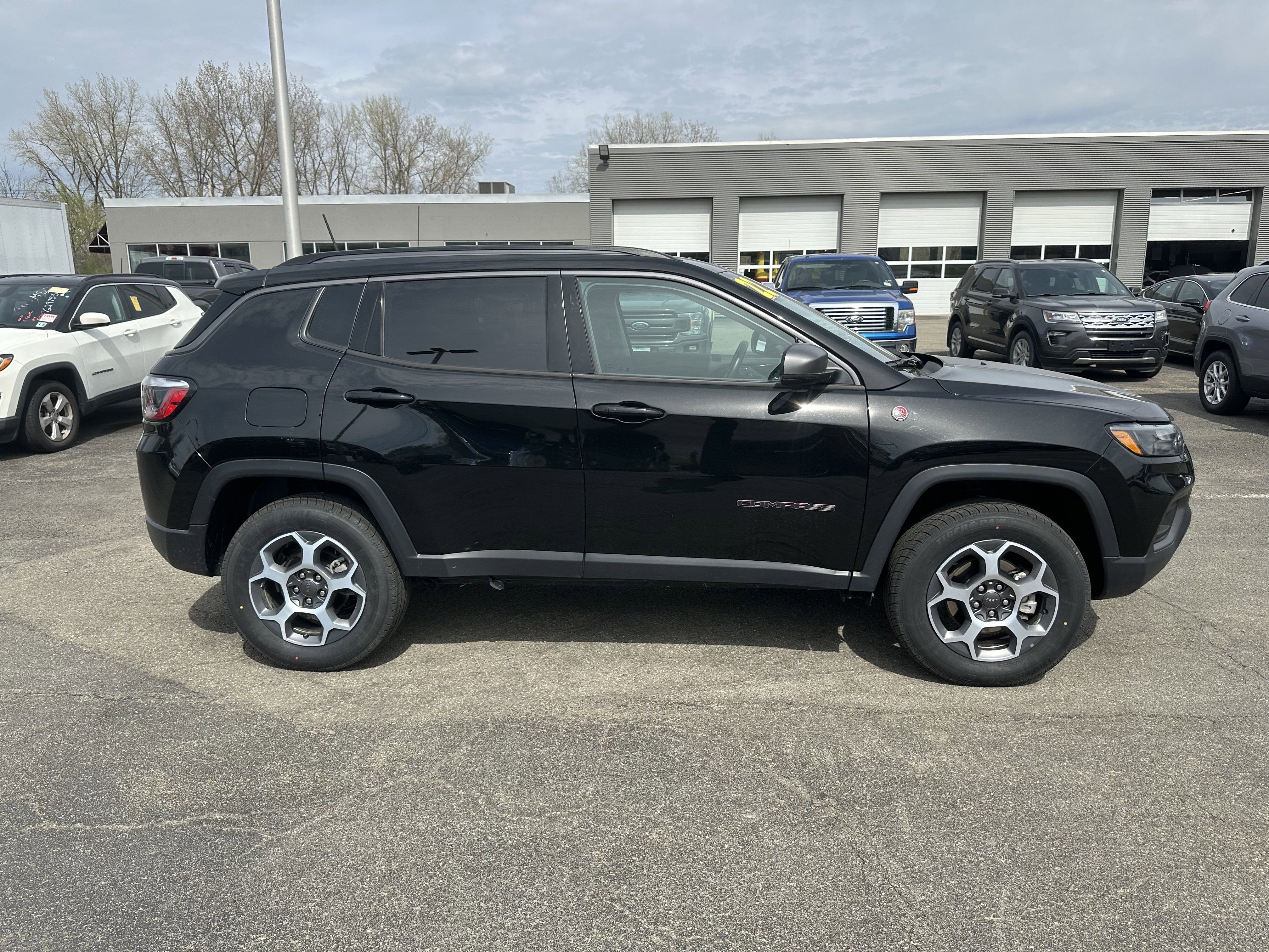 Used 2022 Jeep Compass Trailhawk w/ Trailhawk Convenience Group image 2