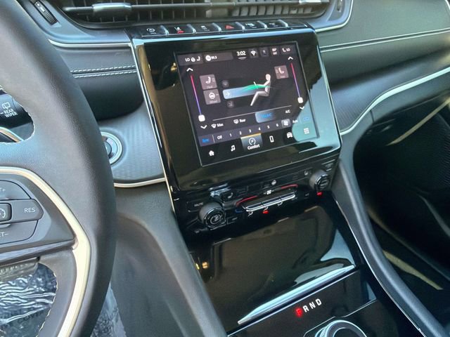 Used 2023 Jeep Grand Cherokee Laredo w/ Luxury Tech Group I AWD/4WD image 27