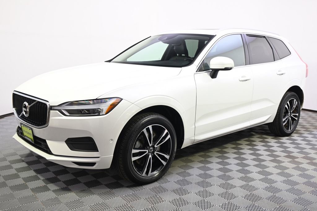 Used 2018 Volvo XC60 T6 Momentum w/ Vision Package image 2