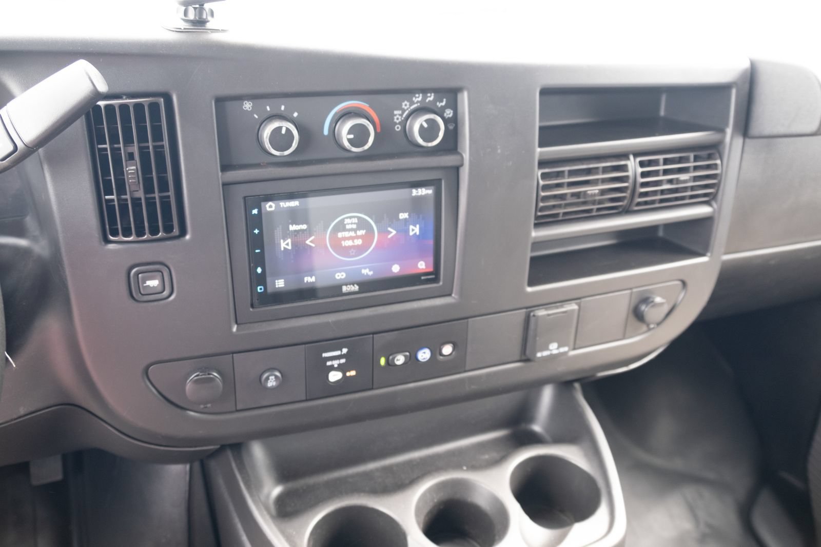 Used 2020 Chevrolet Express 3500 RWD image 2