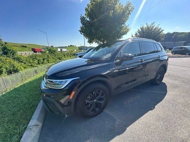 Used 2024 Volkswagen Tiguan SE w/ Panoramic Sunroof Package AWD/4WD image 1