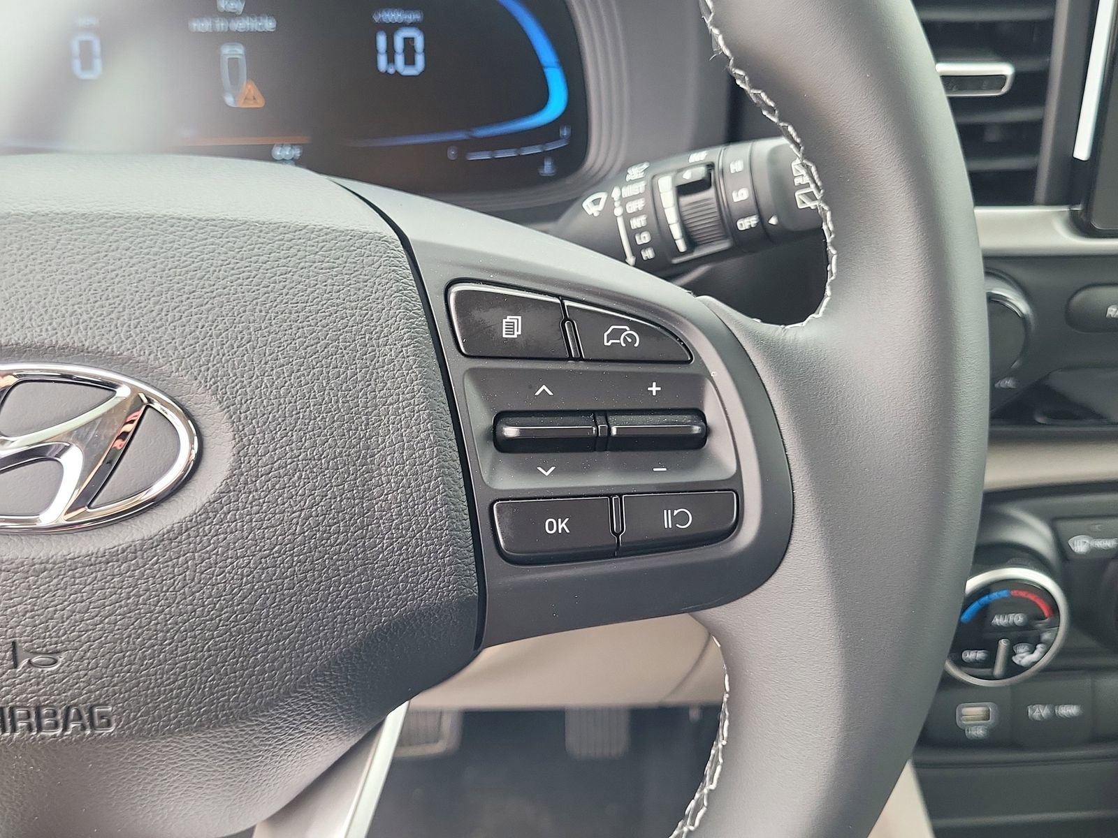 Used 2025 Hyundai Venue SEL image 8