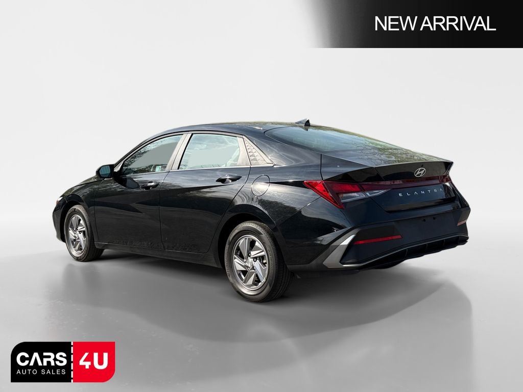 Used 2025 Hyundai Elantra SE w/ Cargo Package image 5