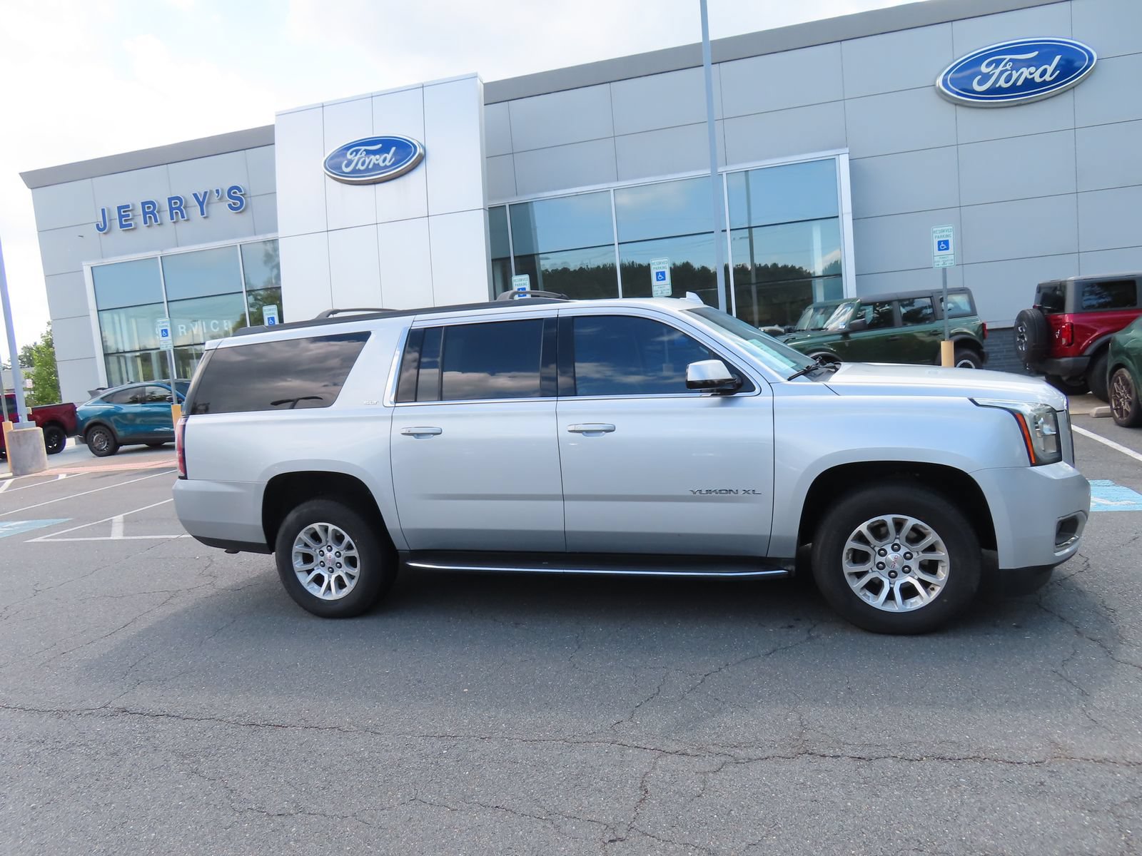 Used 2019 GMC Yukon XL SLT w/ Open Road Package AWD/4WD image 4
