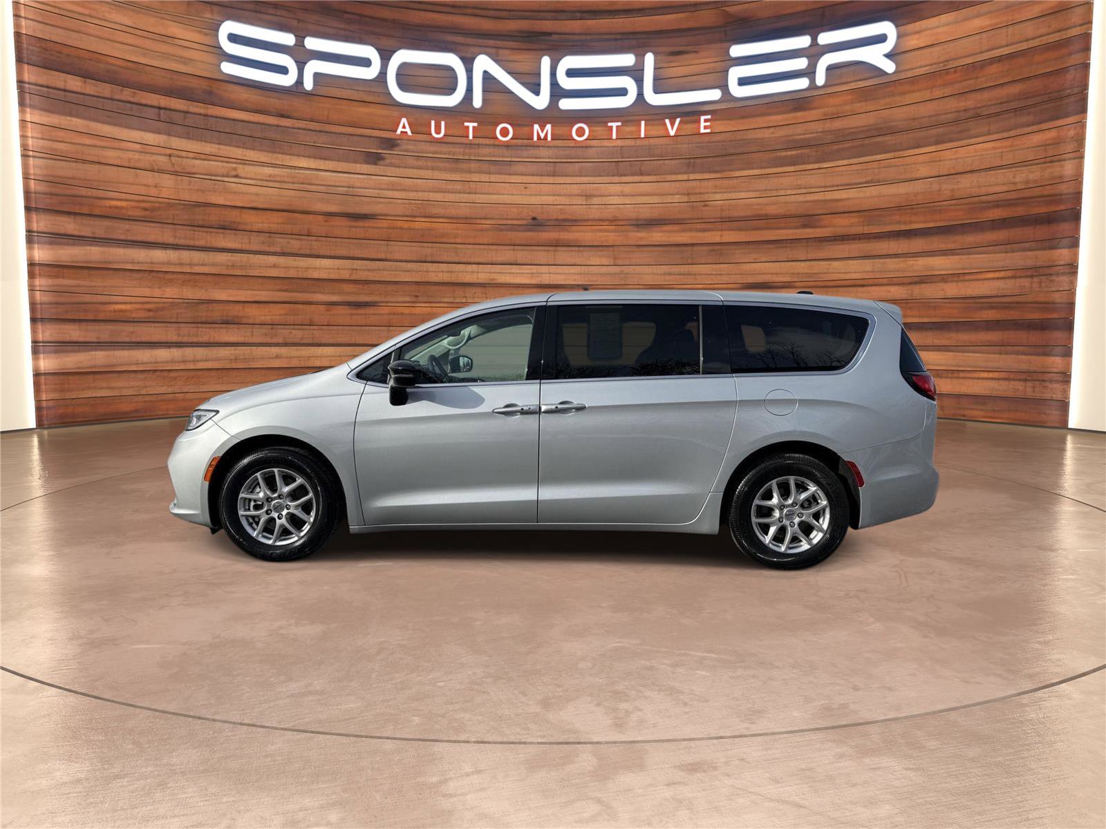 Used 2024 Chrysler Pacifica Touring-L image 2