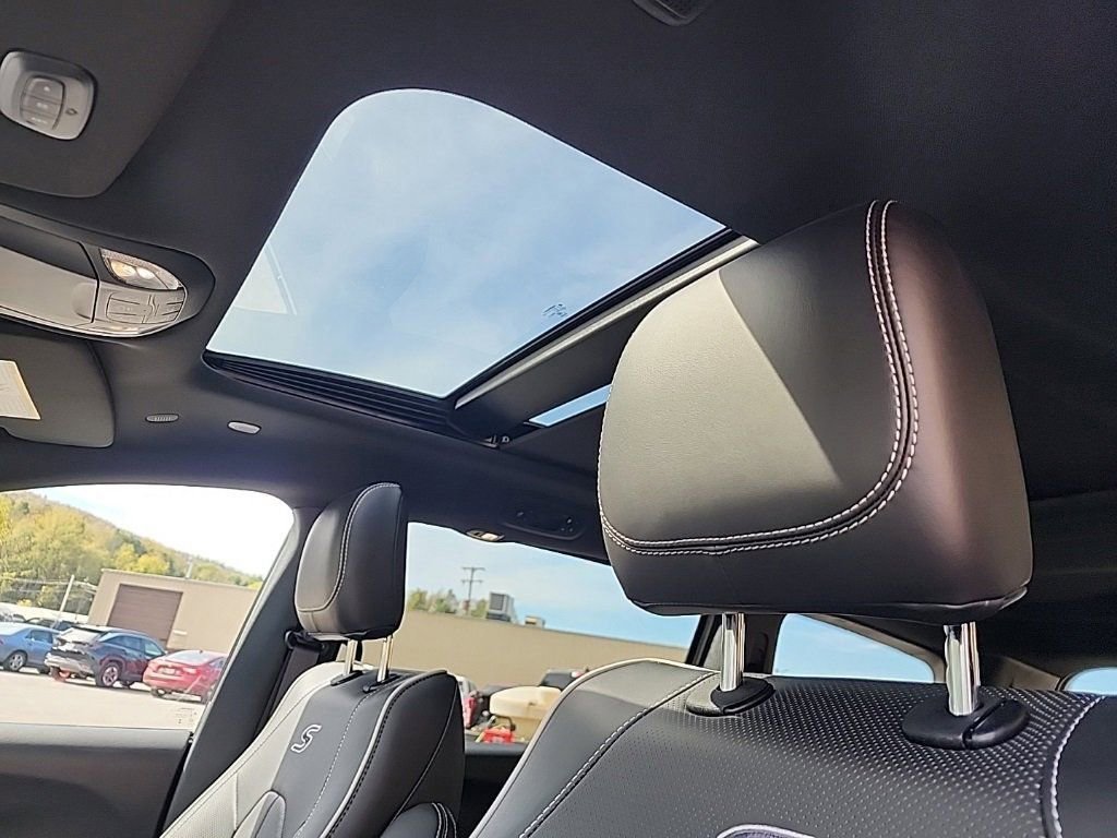 Used 2023 Chrysler Pacifica Limited w/ S Appearance Package image 13