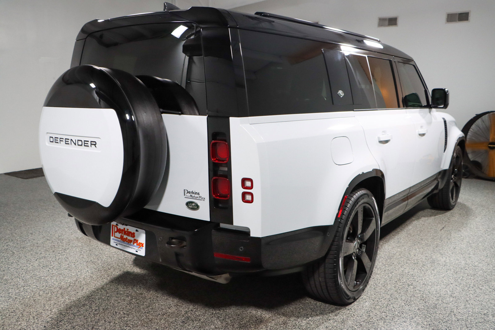 Used 2023 Land Rover Defender 130 X-Dynamic SE image 7