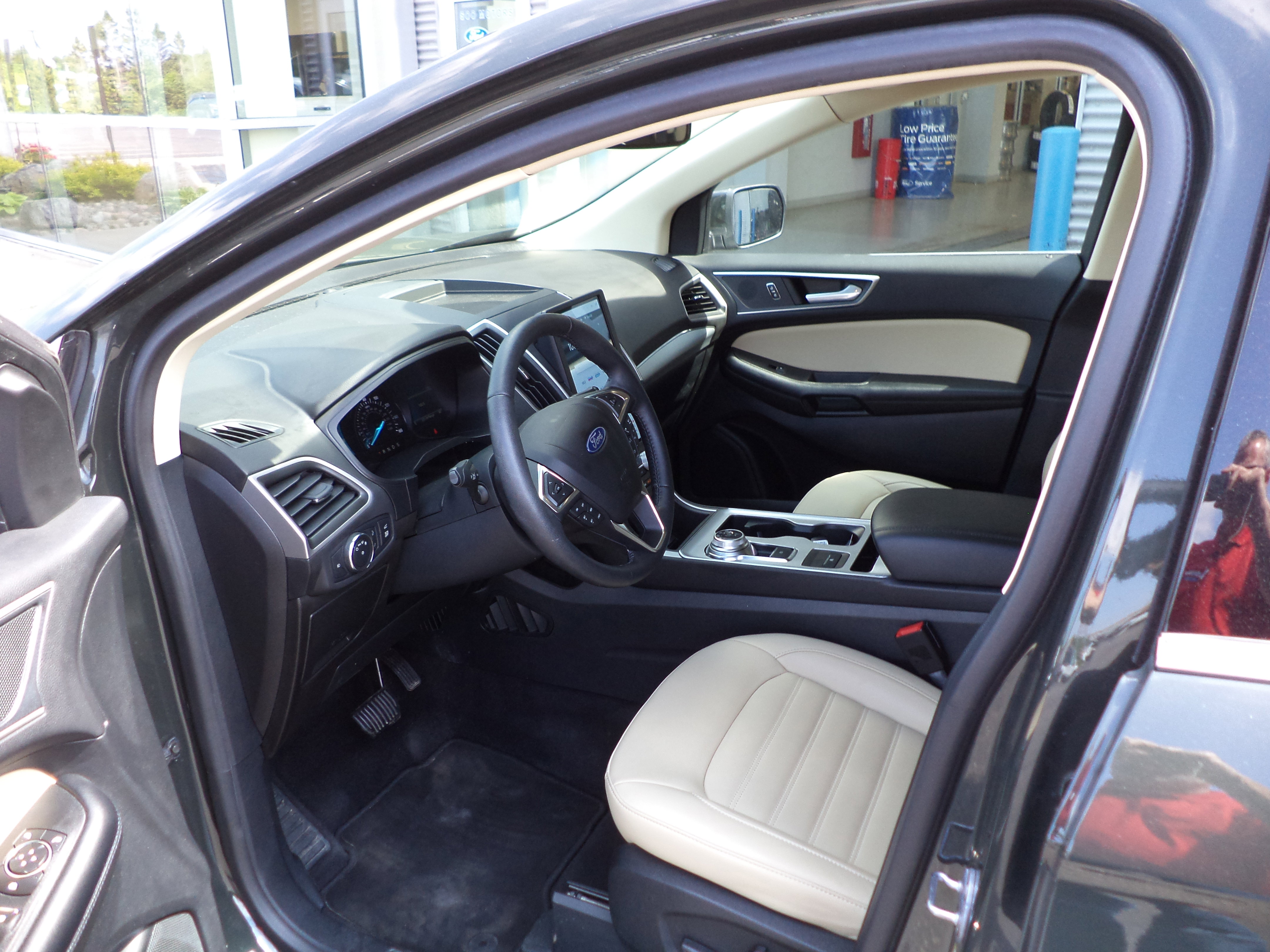 Used 2022 Ford Edge SEL w/ Convenience Package AWD/4WD image 2