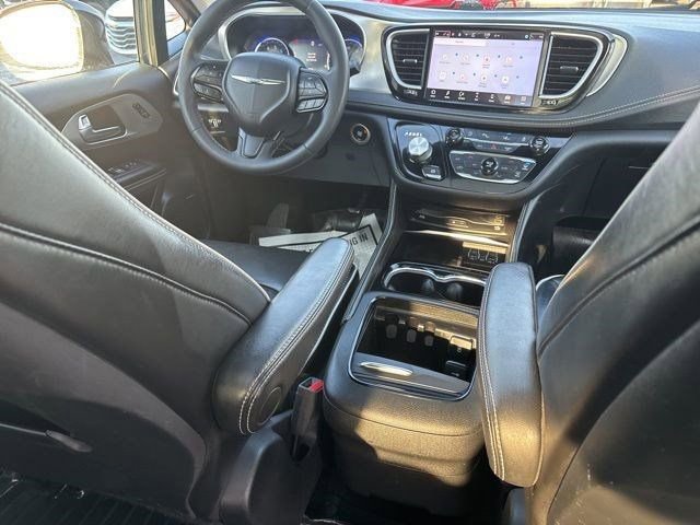Used 2023 Chrysler Pacifica Limited w/ Uconnect Theater Family Group image 38