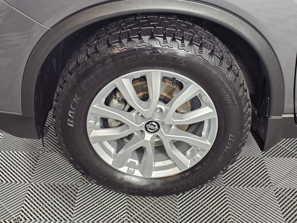 Used 2018 Nissan Rogue SV w/ Sun & Sound Touring Package image 11