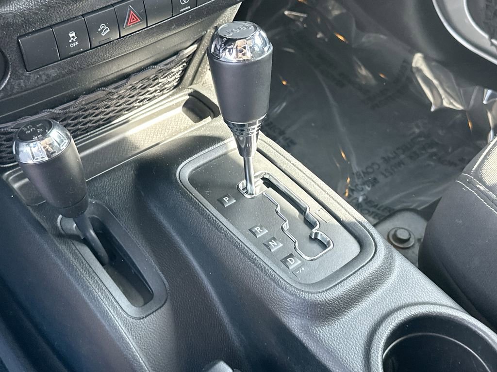 Used 2016 Jeep Wrangler Unlimited Sahara w/ Connectivity Group image 15