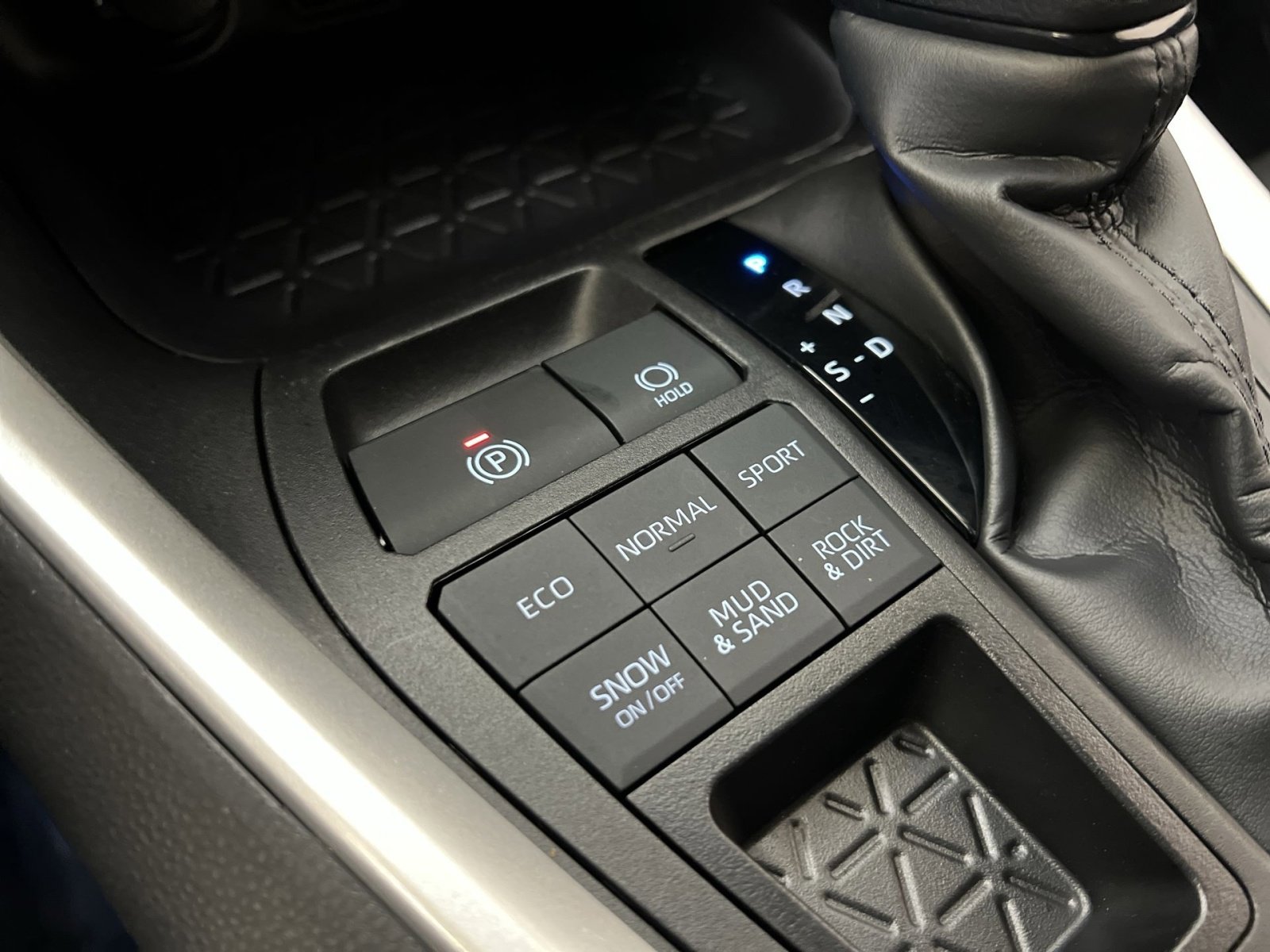 Used 2024 Toyota RAV4 LE AWD/4WD image 31