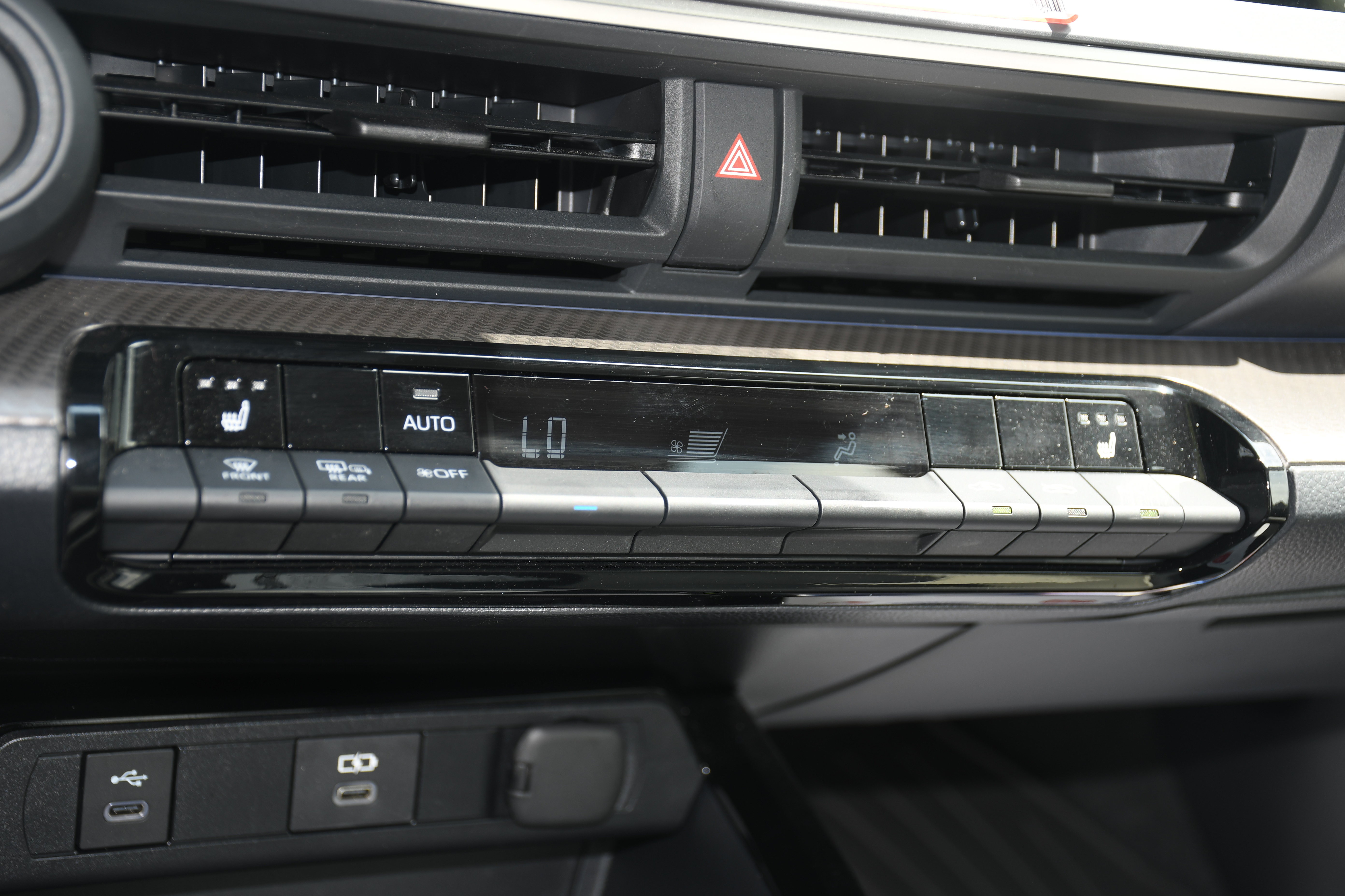 Used 2025 Toyota Prius XLE FWD image 14