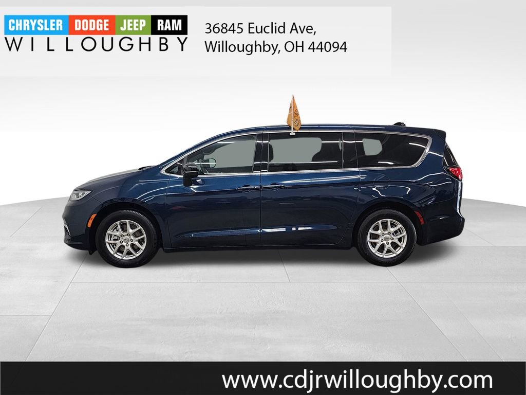 Used 2025 Chrysler Pacifica Select FWD image 5