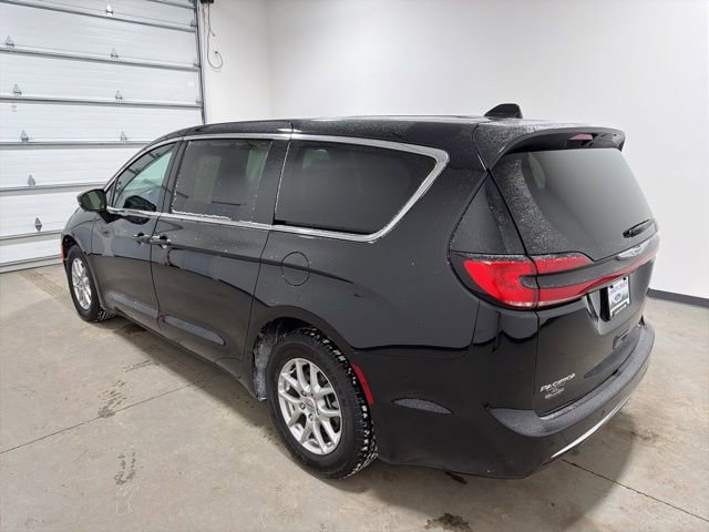 Used 2025 Chrysler Pacifica Select image 6