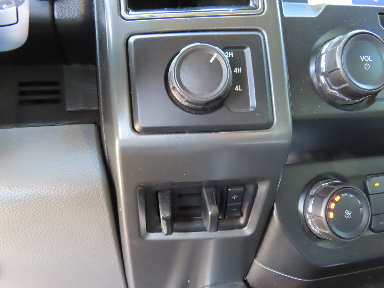 Used 2022 Ford F350 XLT w/ Black Appearance Package AWD/4WD image 24
