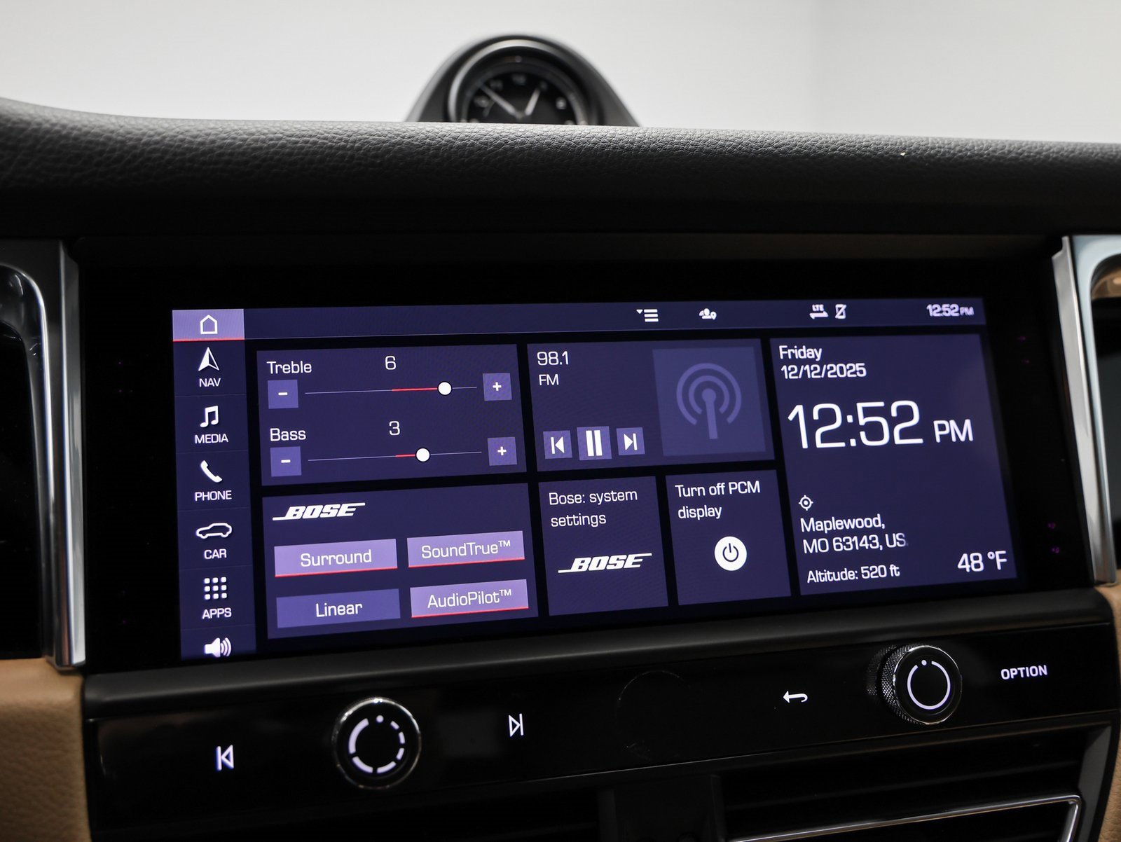 Used 2025 Porsche Macan image 32