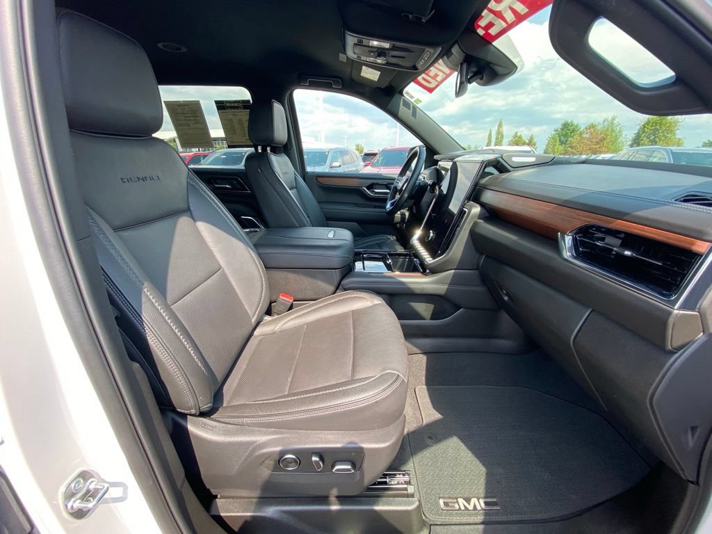Used 2025 GMC Yukon XL Denali AWD/4WD image 30
