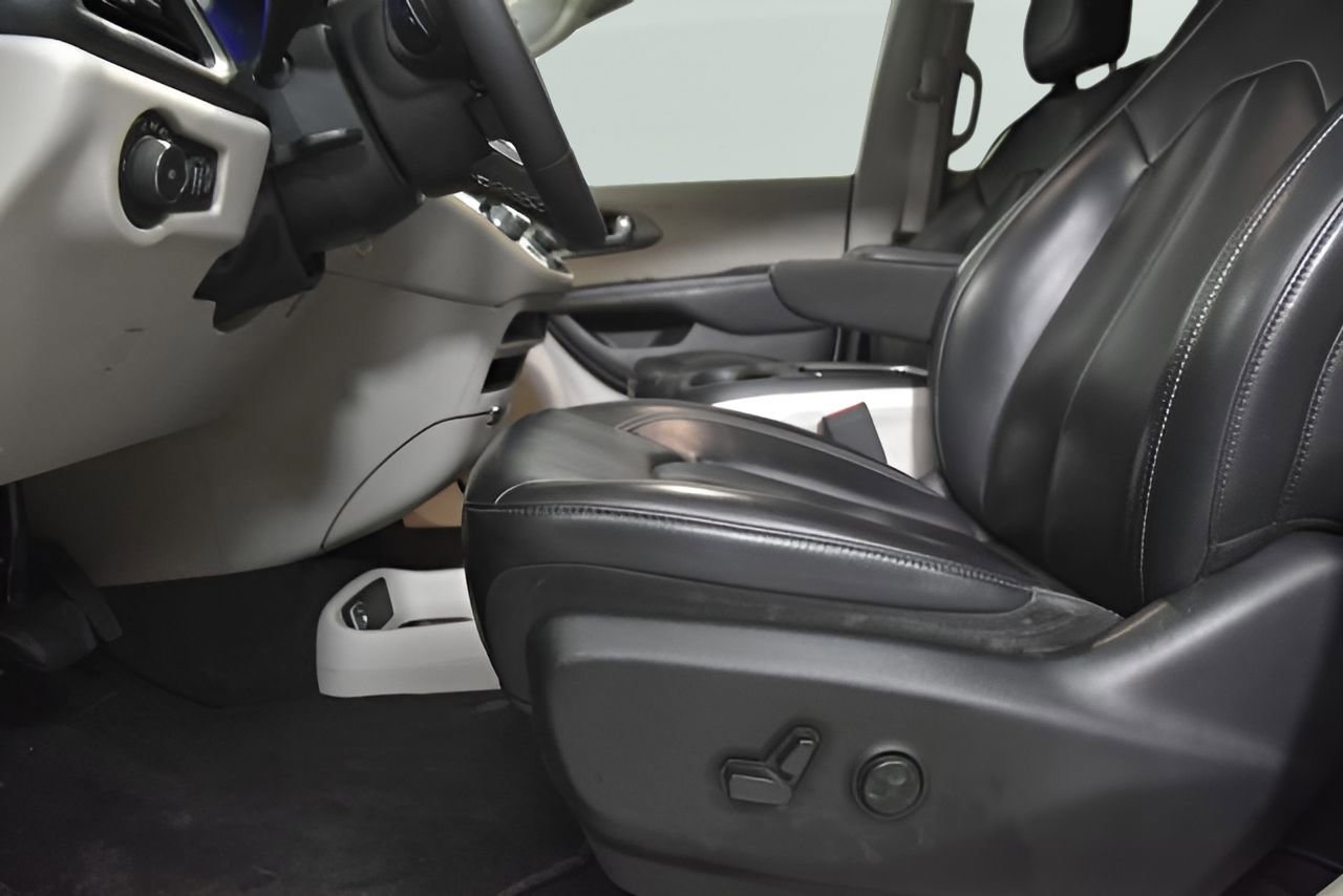 Used 2023 Chrysler Pacifica Touring-L image 14