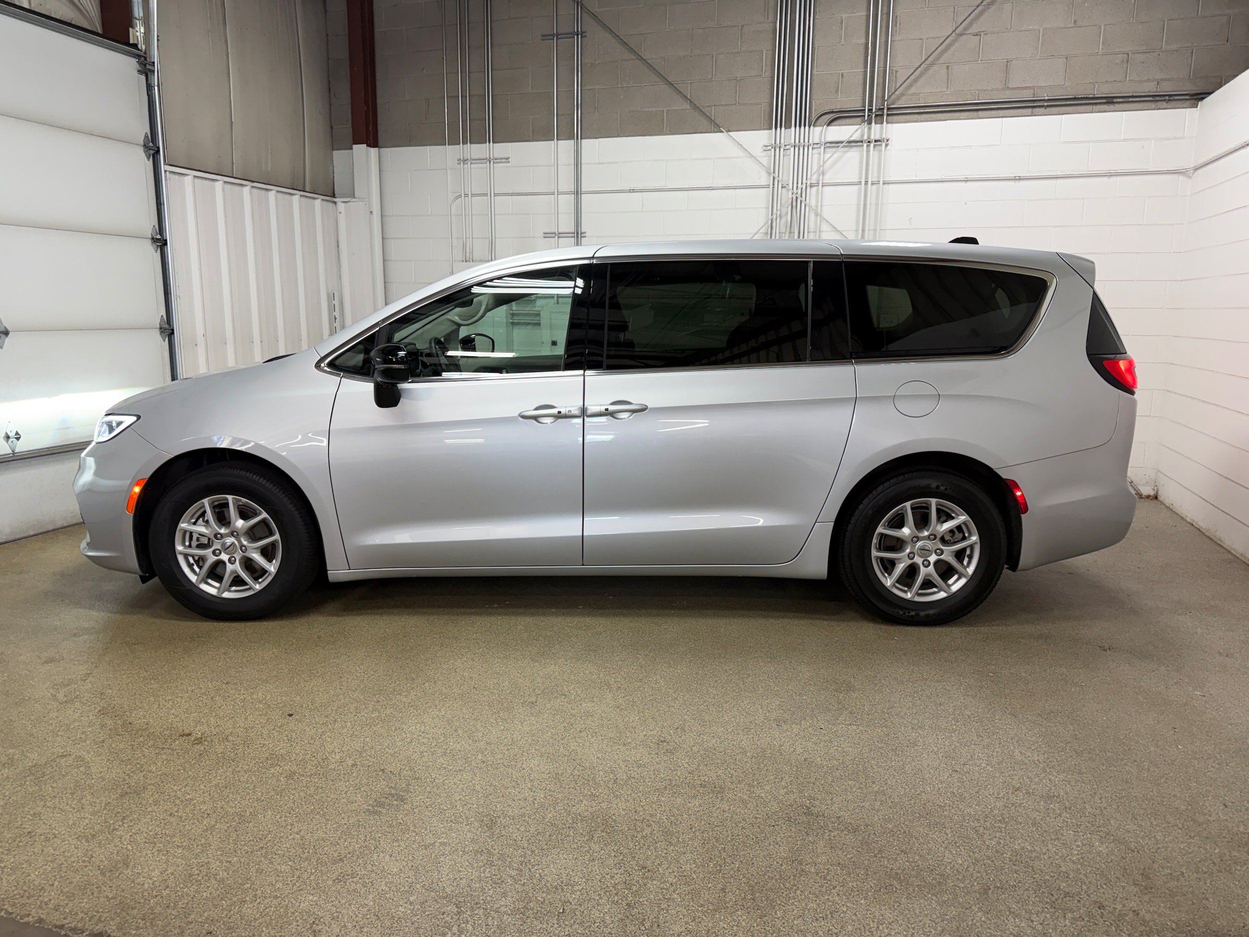 Used 2024 Chrysler Pacifica Touring-L FWD image 5