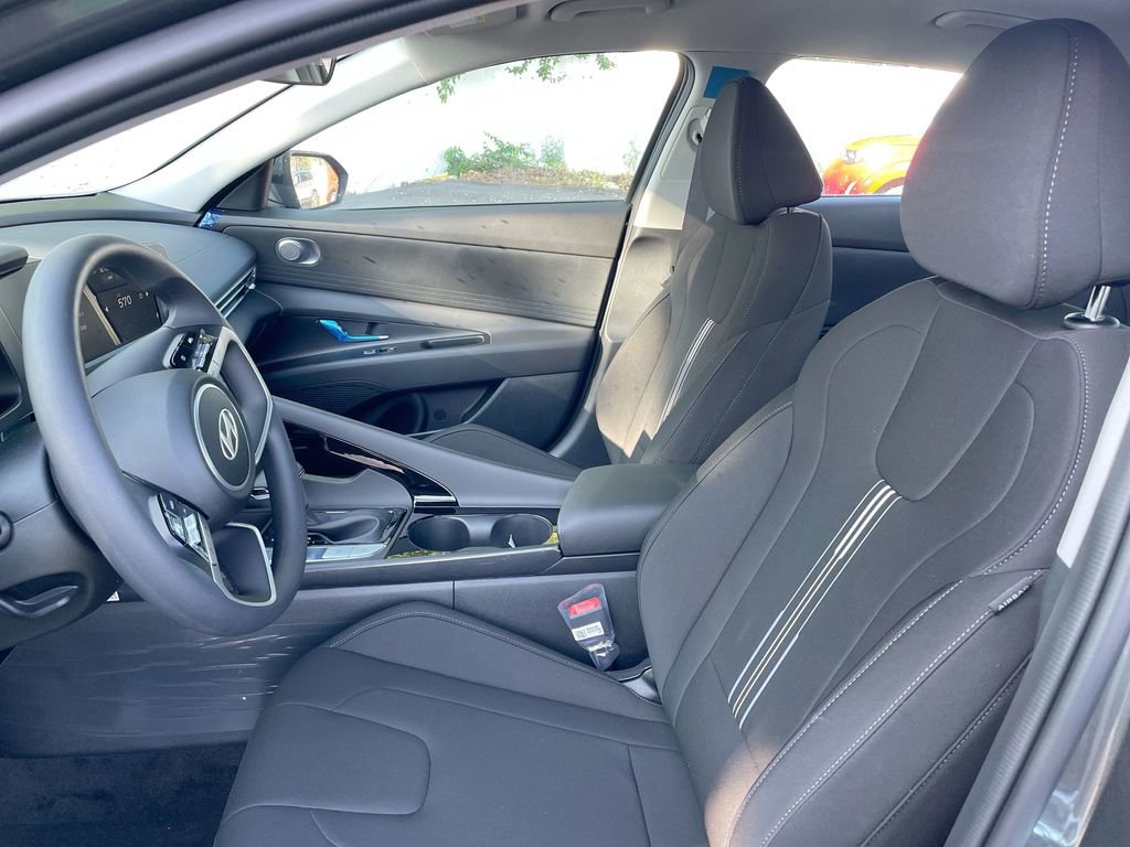 Used 2025 Hyundai Elantra Blue image 37