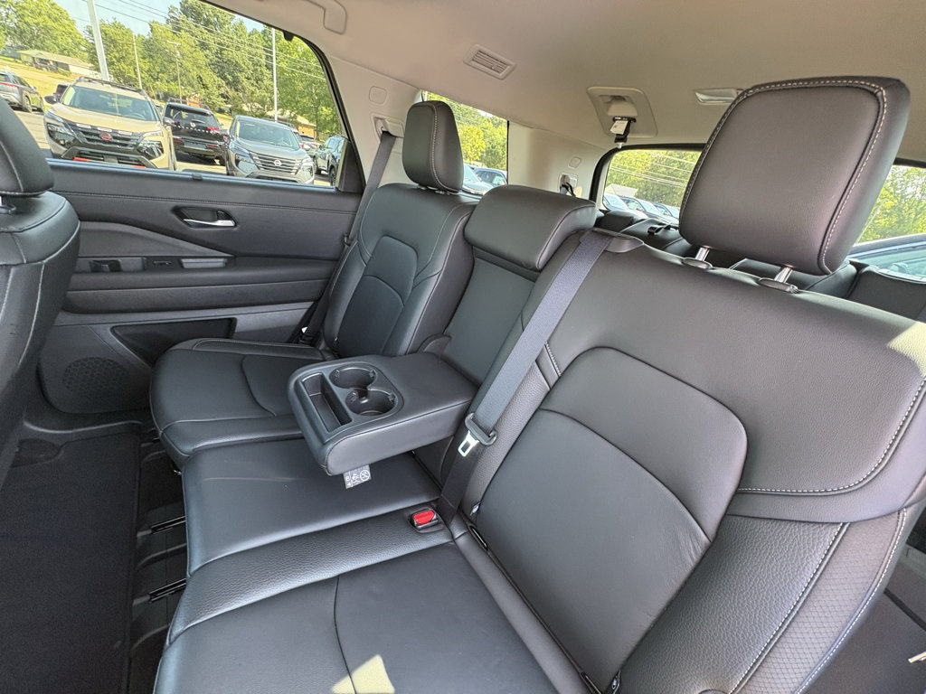 Used 2025 Nissan Pathfinder SL FWD image 23
