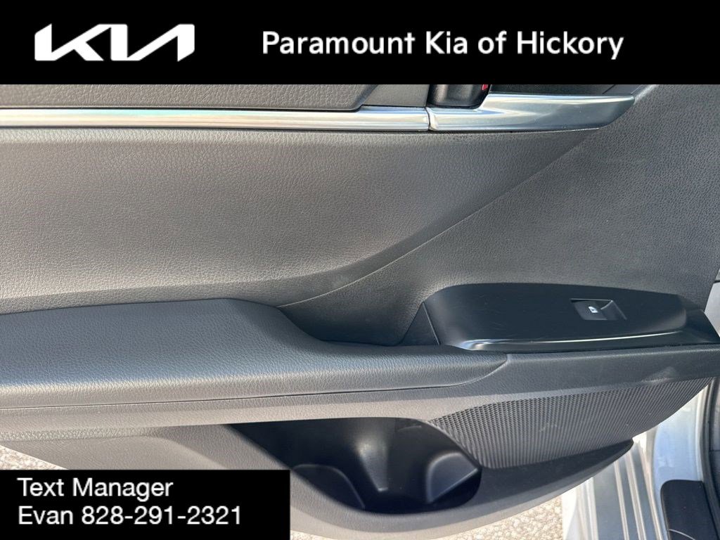 Used 2019 Toyota Camry SE FWD image 12