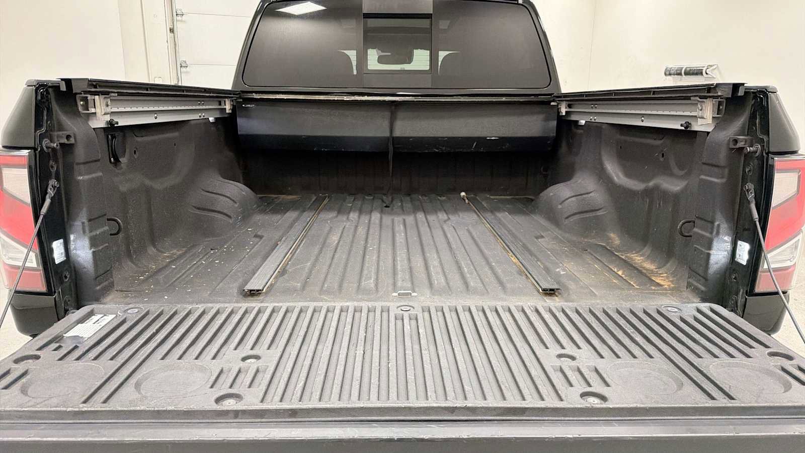 Used 2020 Nissan Titan SL w/ Moonroof Package AWD/4WD image 29