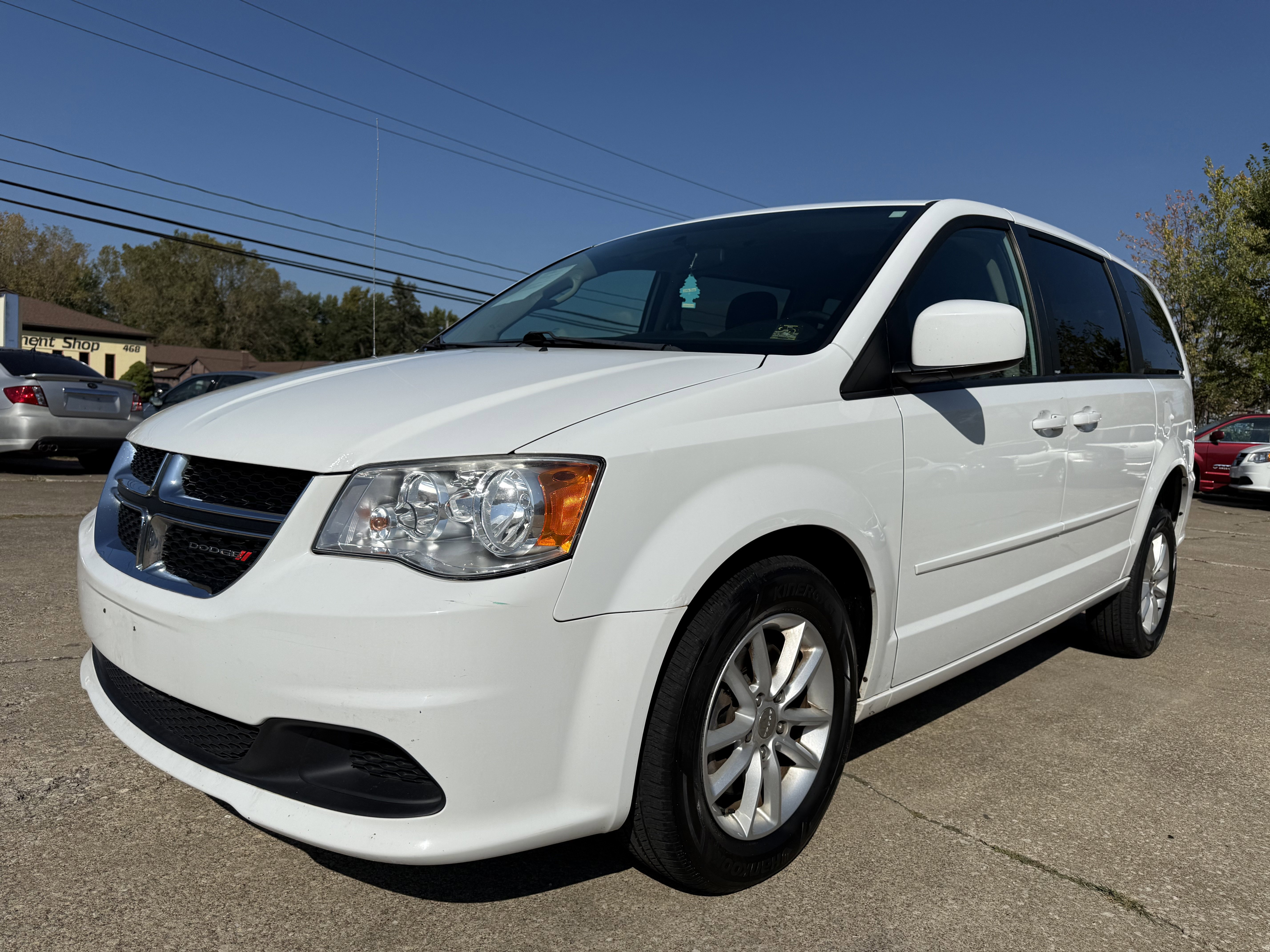 Used 2014 Dodge Grand Caravan SXT w/ Rear Park Assist Package image 2