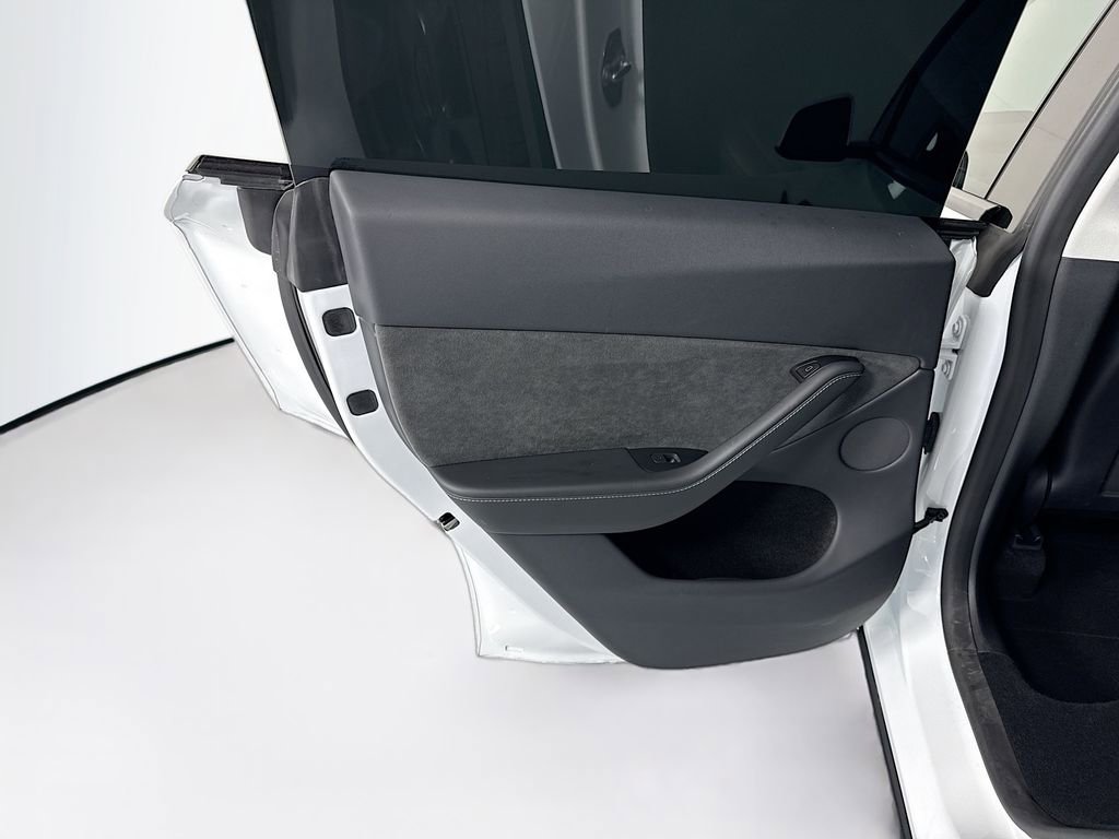 Used 2024 Tesla Model Y Long Range image 27
