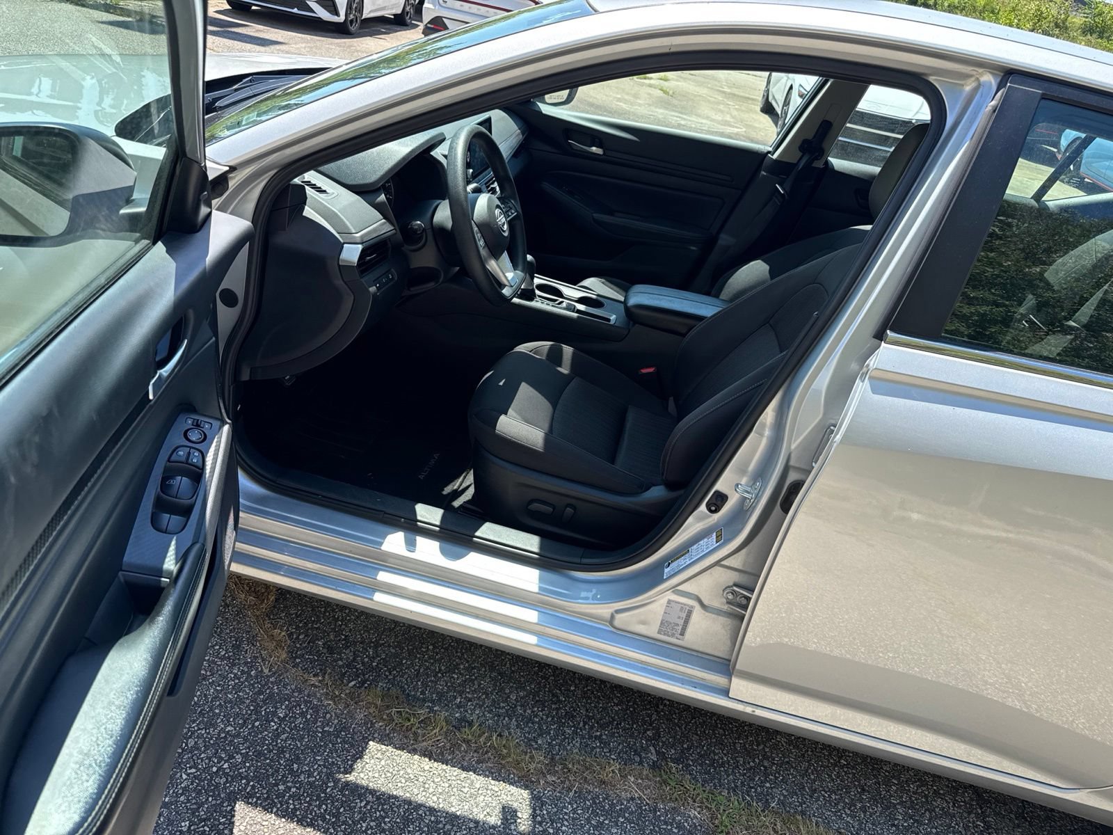 Used 2025 Nissan Altima 2.5 SV FWD image 23