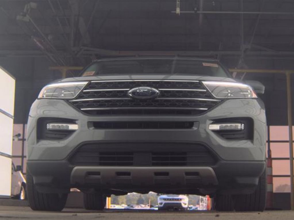 Used 2024 Ford Explorer XLT w/ Equipment Group 202A AWD/4WD image 3