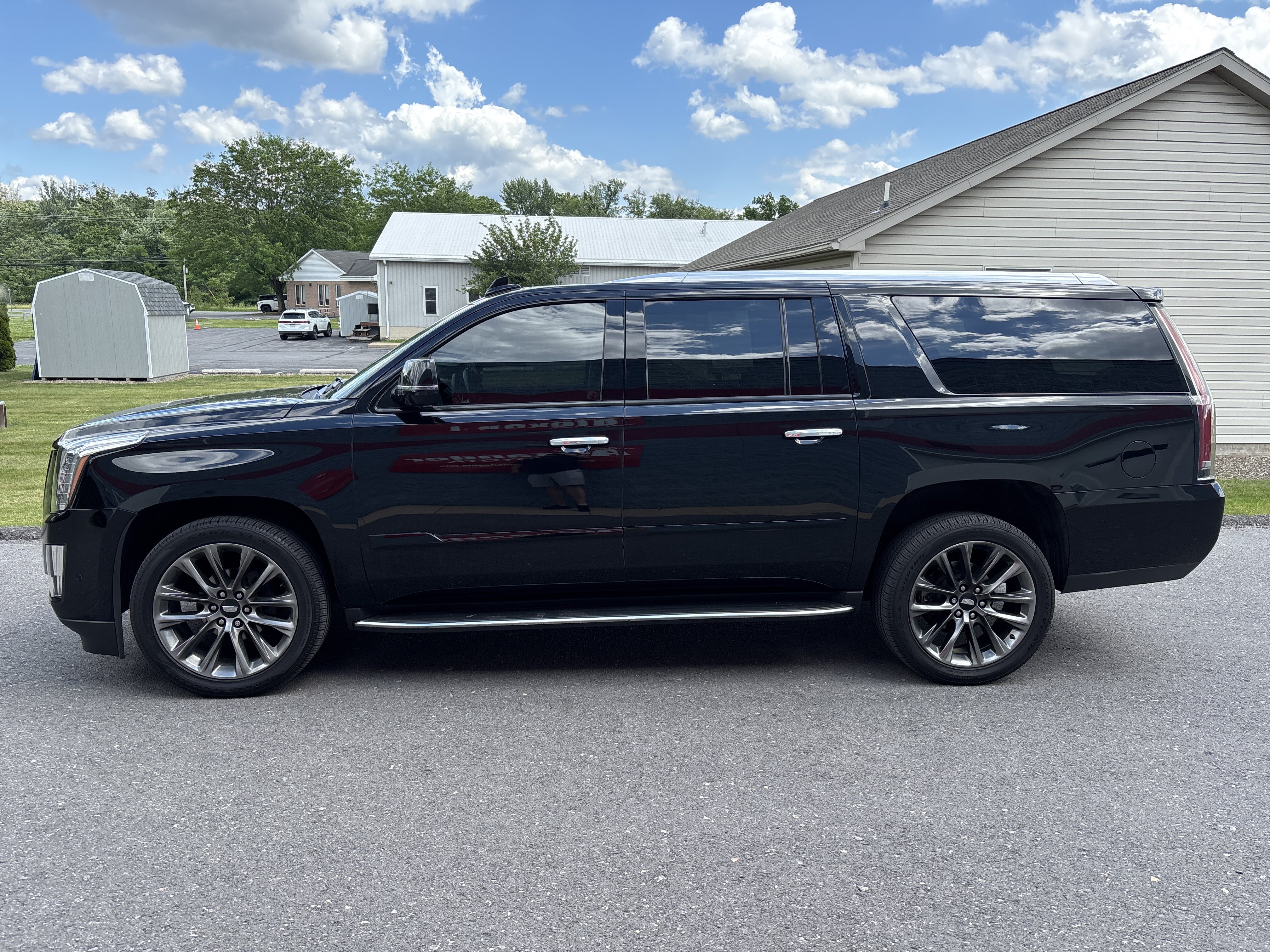 Used 2019 Cadillac Escalade ESV Luxury w/ Escalade Sport Edition AWD/4WD image 7