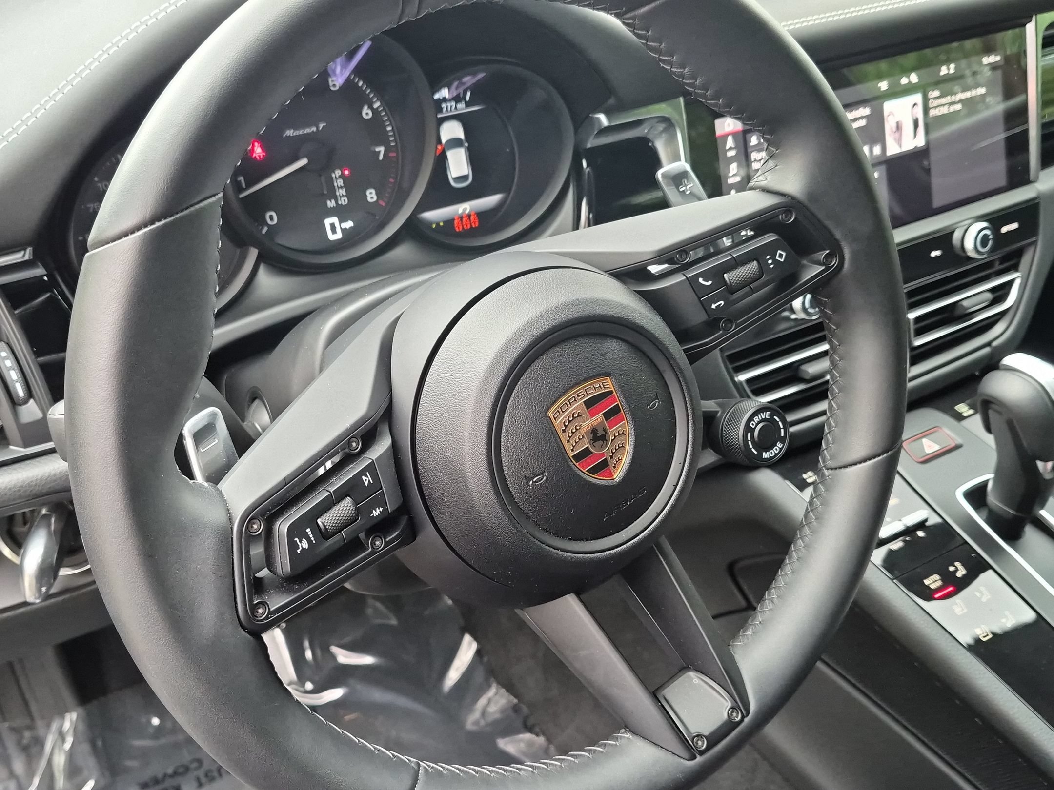 Certified 2025 Porsche Macan Turbo AWD/4WD image 7