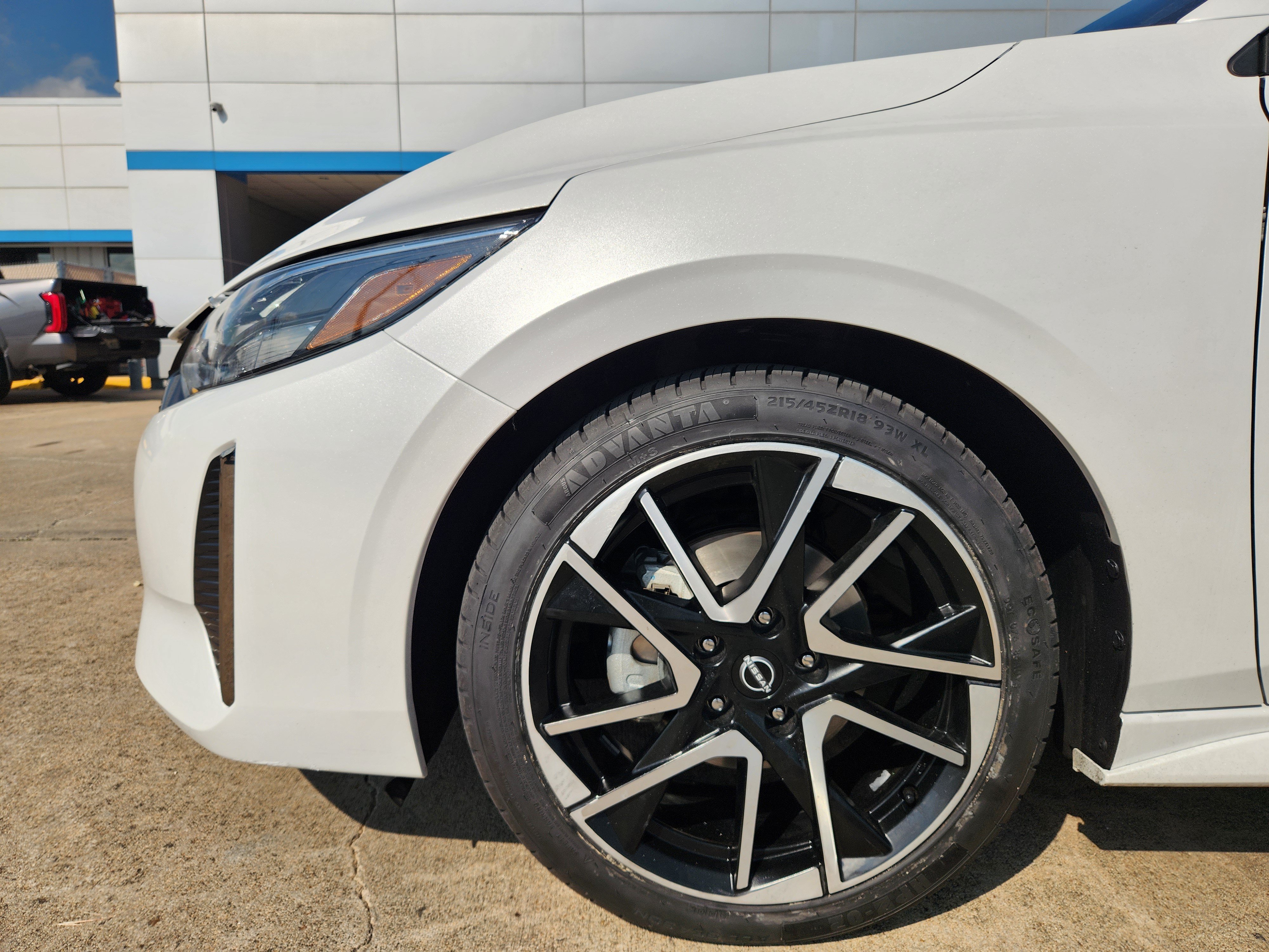 Used 2025 Nissan Sentra SR FWD image 9