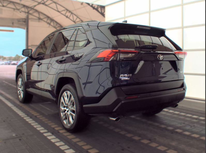 Used 2022 Toyota RAV4 XLE Premium FWD image 4