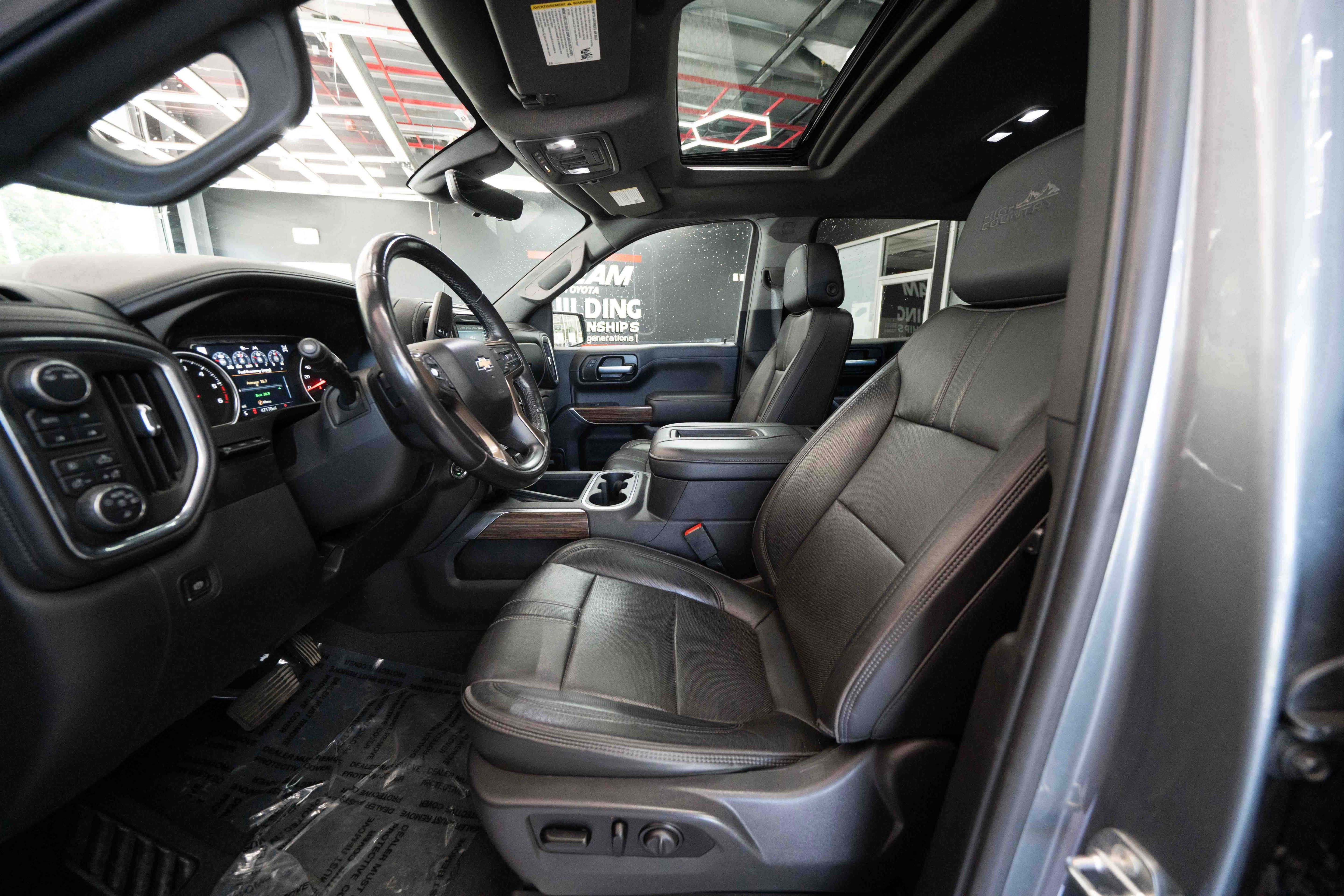 Used 2021 Chevrolet Silverado 1500 High Country w/ Technology Package AWD/4WD image 9