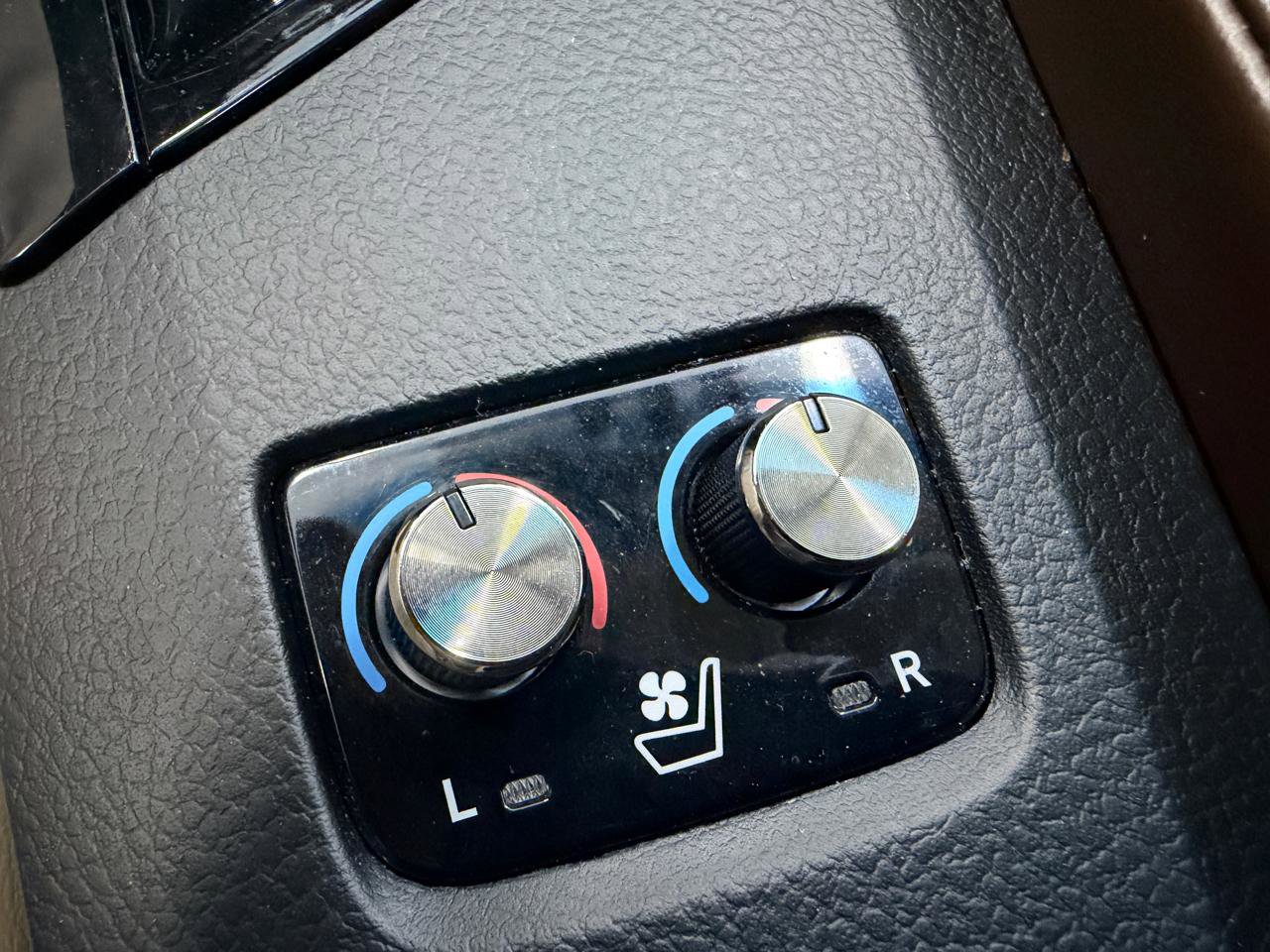 Used 2015 Toyota Avalon Limited FWD image 44