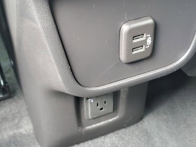 Used 2023 GMC Terrain SLT image 30