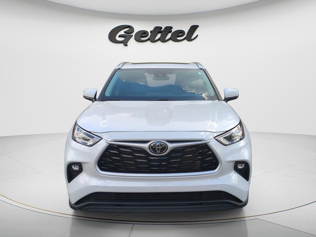 Used 2023 Toyota Highlander XLE image 2