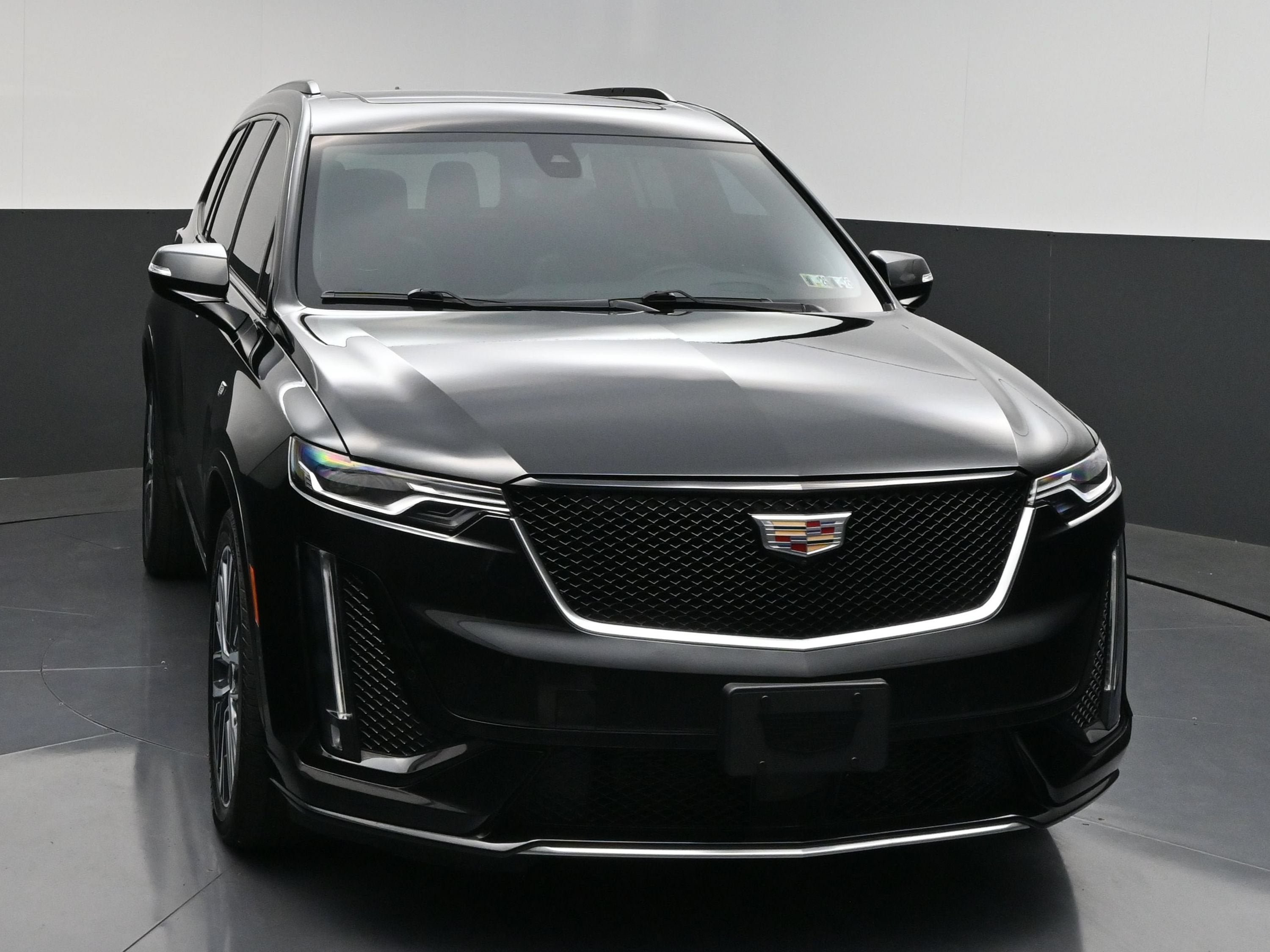 Used 2024 Cadillac XT6 Sport w/ Technology Package AWD/4WD image 2