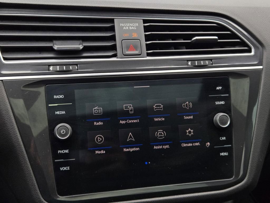 Used 2022 Volkswagen Tiguan SE w/ Panoramic Sunroof Package FWD image 21