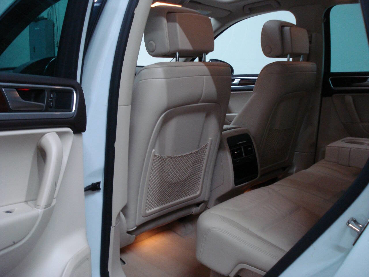 Used 2013 Volkswagen Touareg Sport image 30