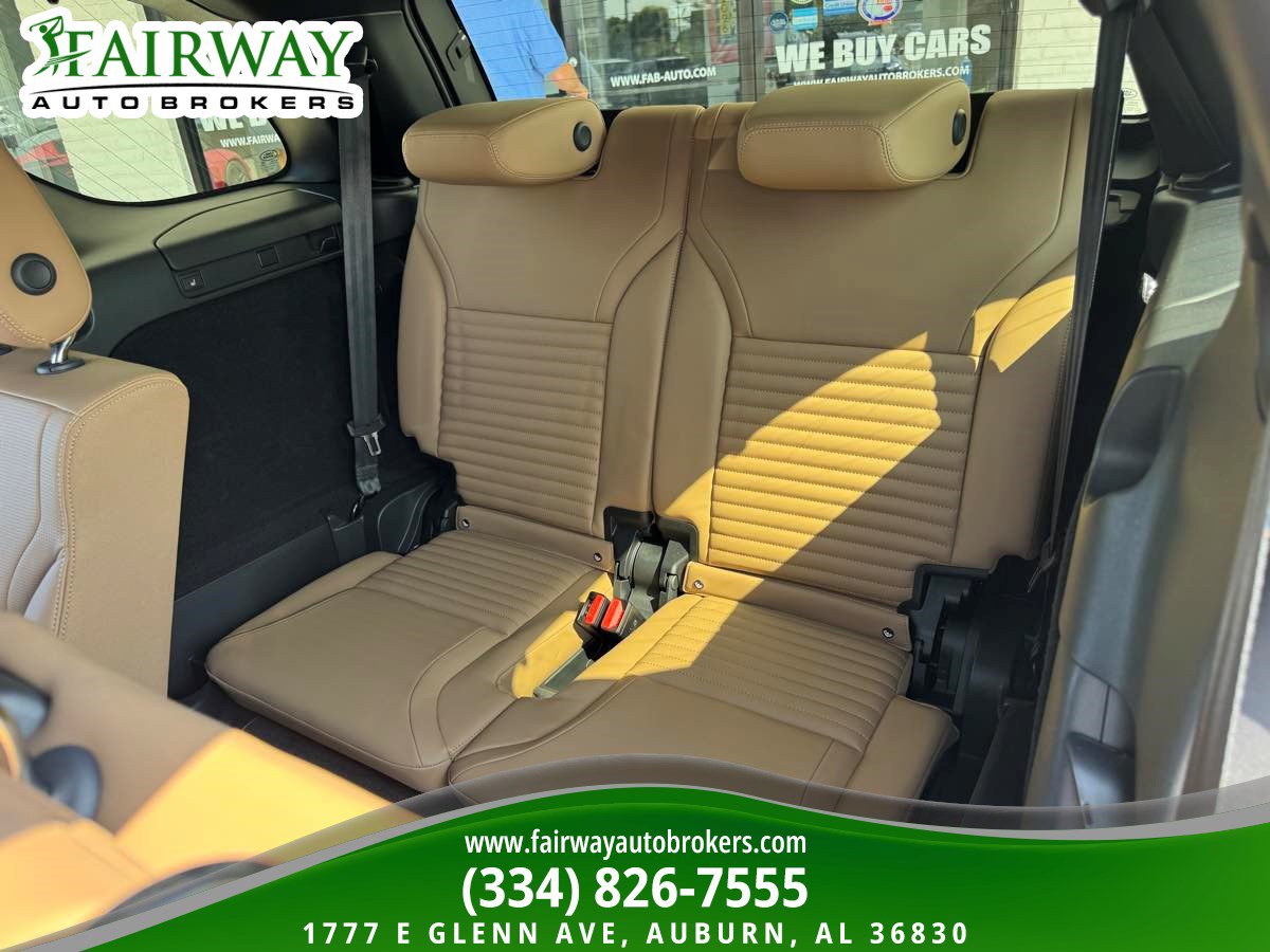 Used 2025 Land Rover Discovery Dynamic SE AWD/4WD image 13